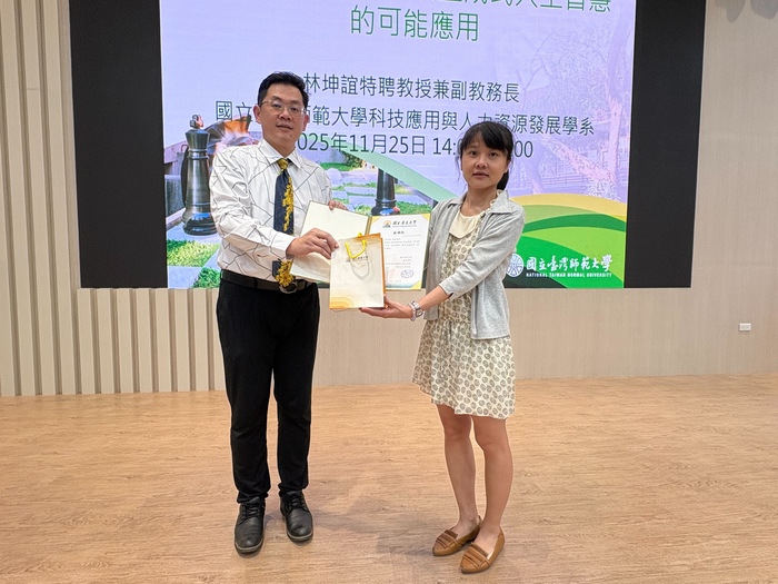 主任致贈交流品Image