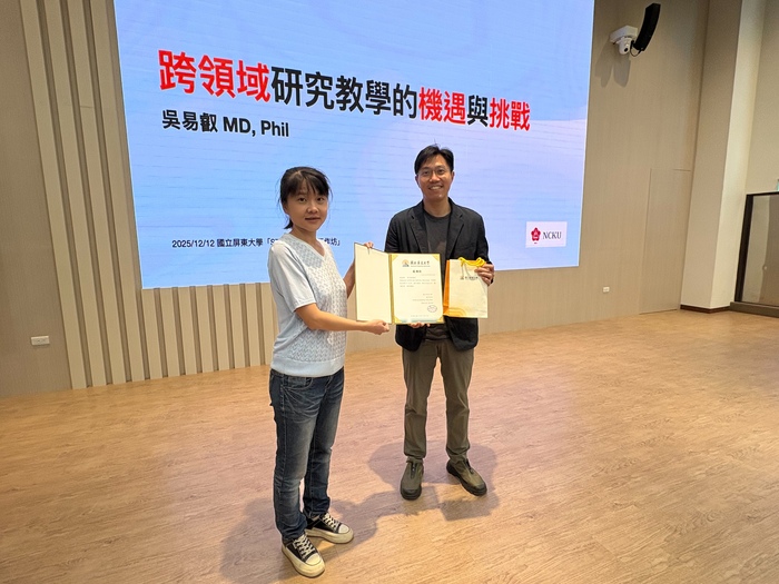 主任致贈交流品及感謝狀Image