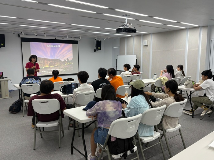 學生聆聽恆春古城介紹Image