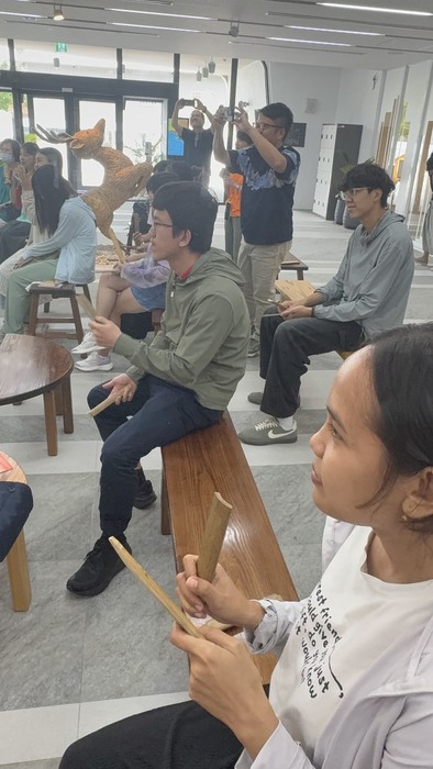 學生使用傳統樂器演奏Image