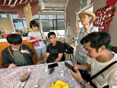 學生聆聽五溝水故事