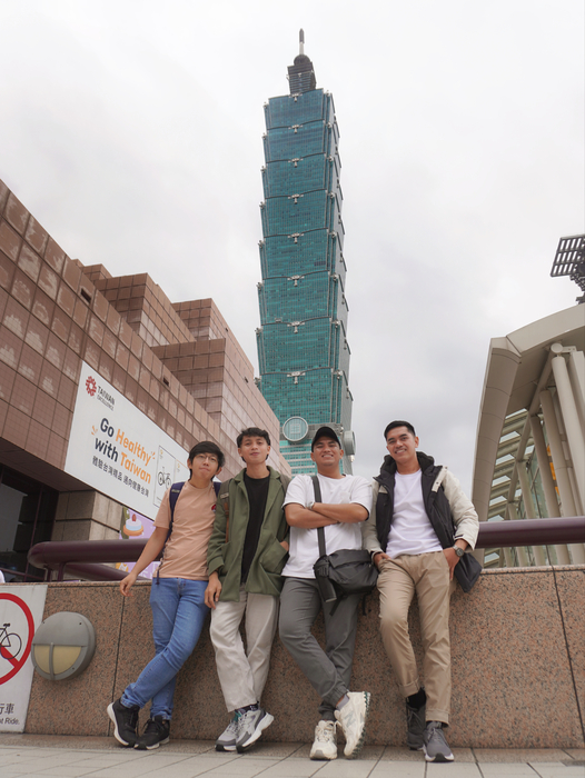 學生與101合影Image