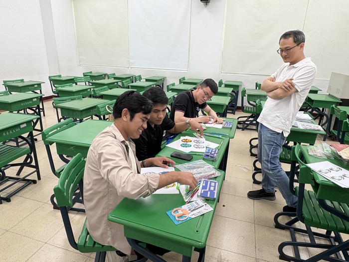 【活動】113-2「STEM教育實作工作坊」-磁吸盒的教學應用_色光的理性與感性Image