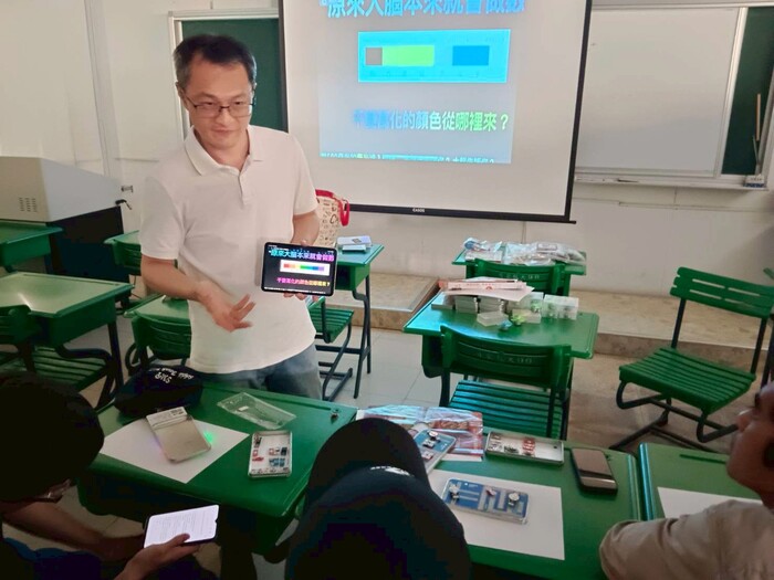 【活動】113-2「STEM教育實作工作坊」-磁吸盒的教學應用_色光的理性與感性Image